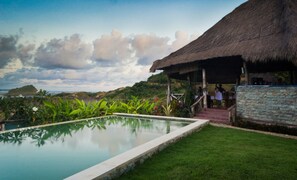 Alberca al aire libre y camastros