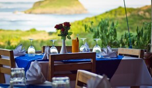 Se sirven desayunos, comidas, cenas y cocina internacional