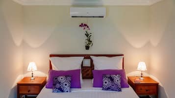 Bộ đồ giường cao cấp, nệm có lớp đệm bông, minibar