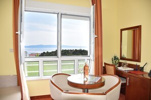 Double Room, Sea View | In-room safe, desk, blackout drapes, soundproofing - Villa Mila (Tucepi)