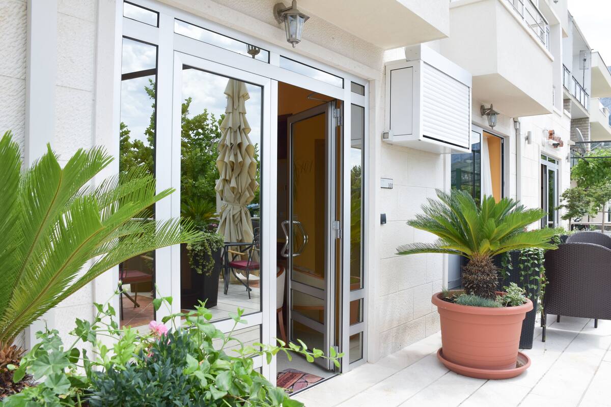 Appartamento, 1 camera da letto, terrazzo, vista mare | Una cassaforte in camera, una scrivania, tende oscuranti