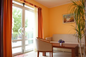 Apartament, 1 dormitori, terrassa, vistes al mar | Caixa forta a l'habitació, escriptori i cortines opaques 