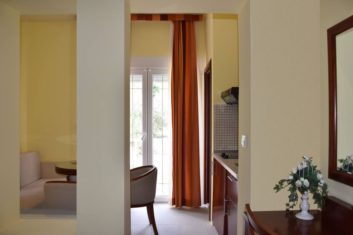 Appartamento, vista montagna (Studio) | Una cassaforte in camera, una scrivania, tende oscuranti