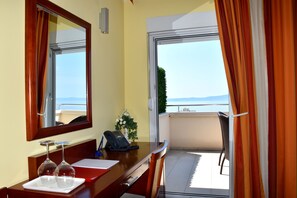 Family Room | In-room safe, desk, blackout drapes, soundproofing - Villa Mila (Tucepi)