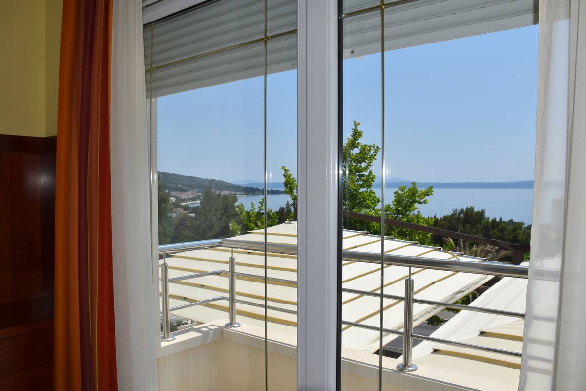 Appartamento, vista mare (Studio - French balcony) | Una cassaforte in camera, una scrivania, tende oscuranti