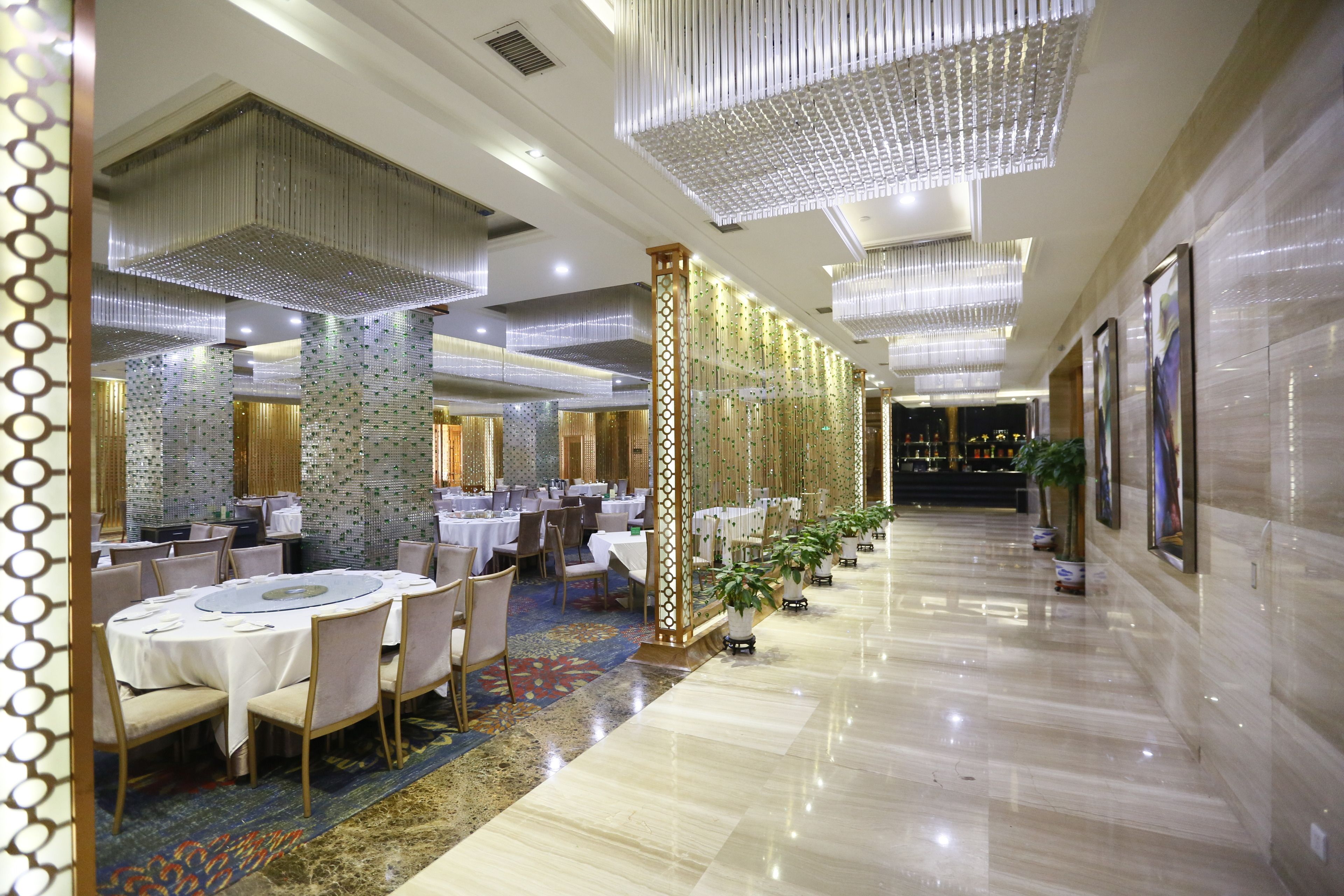 2 restaurants, breakfast, lunch, dinner served; Chinese cuisine 