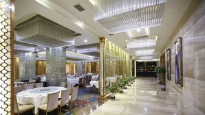 2 restaurants; breakfast, lunch, and dinner served - Royal hotel (Wuhan)