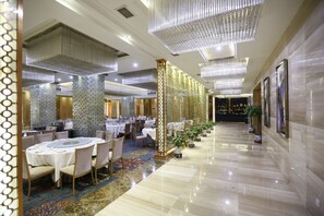 2 間餐廳，供應早餐、午餐和晚餐，中式料理