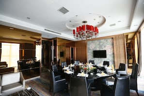 2 restaurants; breakfast, lunch, and dinner served - Royal hotel (Wuhan)