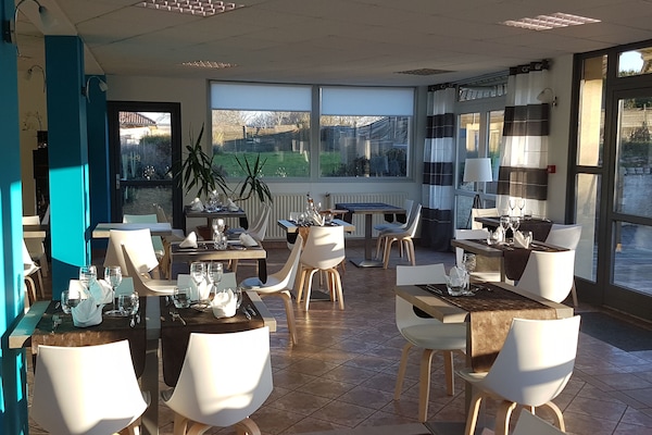 Der serveres frokost, aftensmad og lokale retter