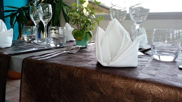 Déjeuner et dîner servis sur place, spécialités Cuisine locale