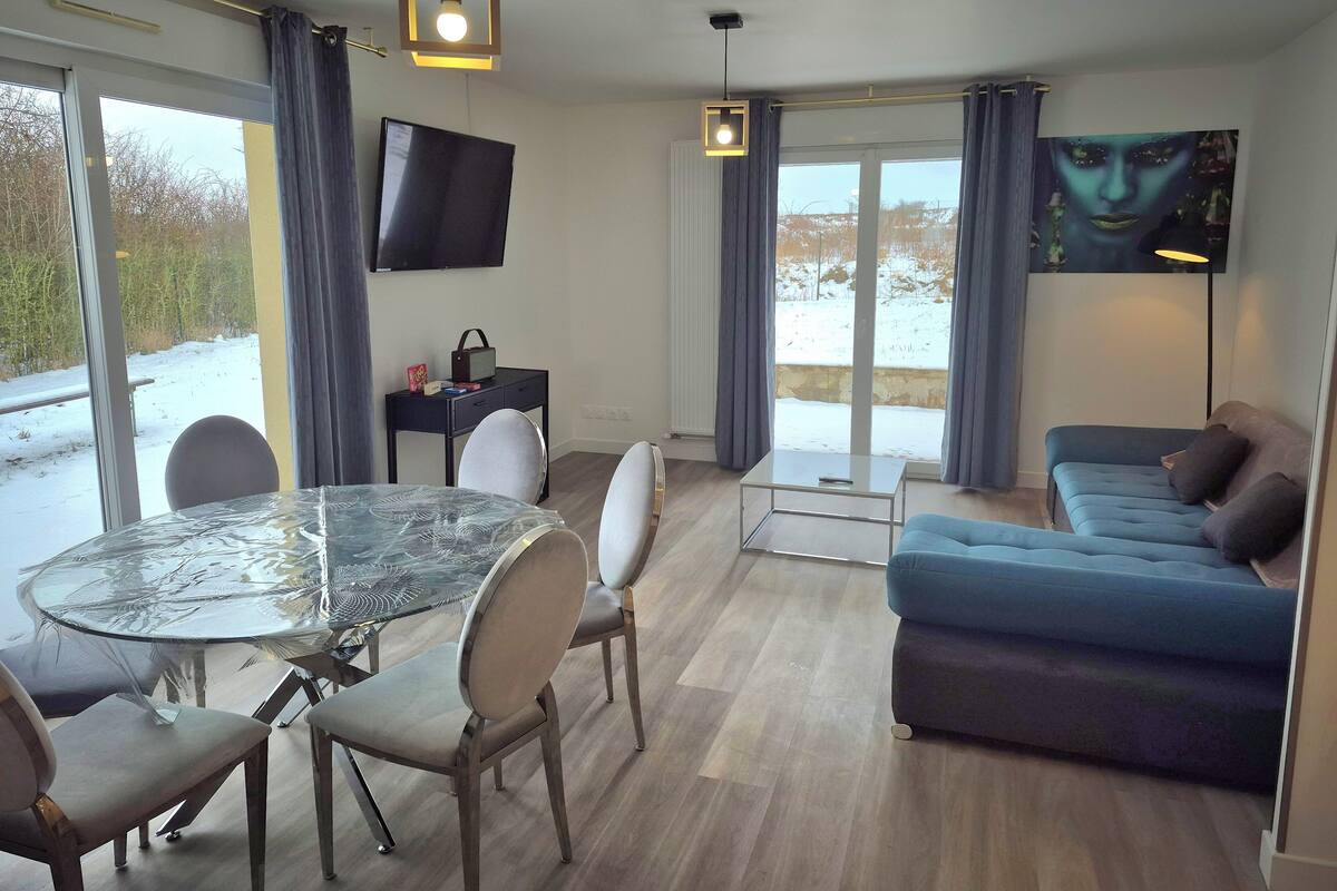 Casa, vista al jardín | Área de sala de estar | Smart TV de 127 cm con canales digitales 