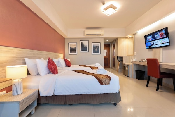 Deluxe Twin Room | In-room safe, individually decorated, desk, laptop workspace