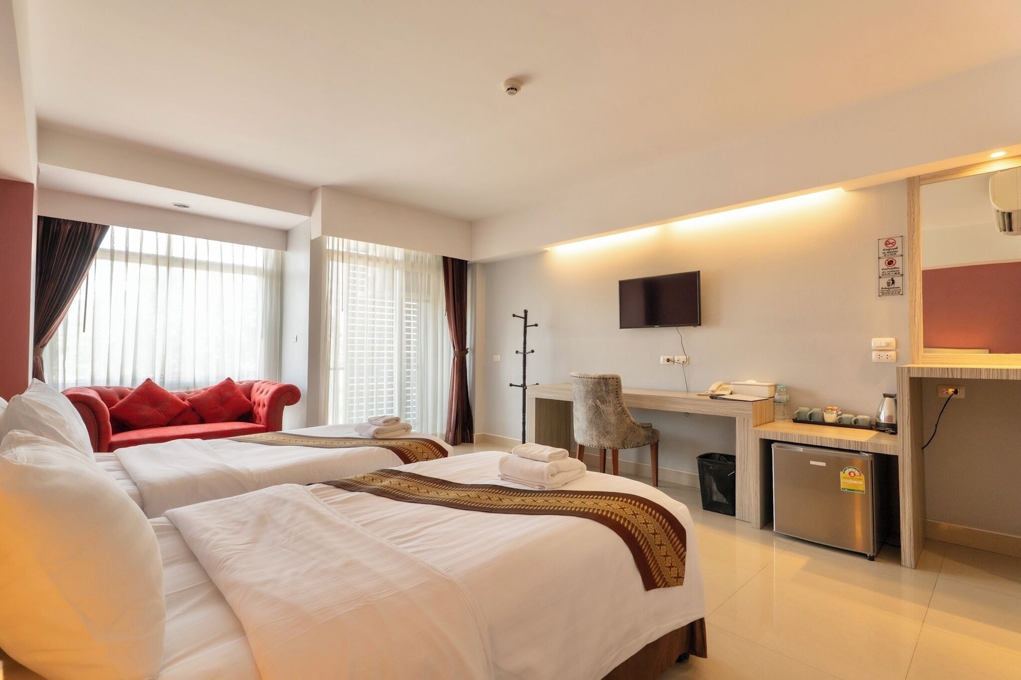 Superior Twin Room | In-room safe, individually decorated, desk, laptop workspace