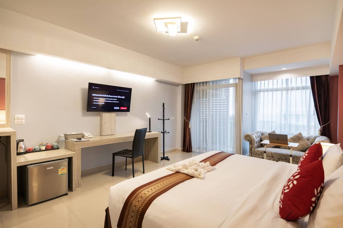 Deluxe Double Room | In-room safe, individually decorated, desk, laptop workspace