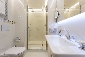 Shower, free toiletries, hair dryer, slippers - Hotel degli Artisti (Rome)