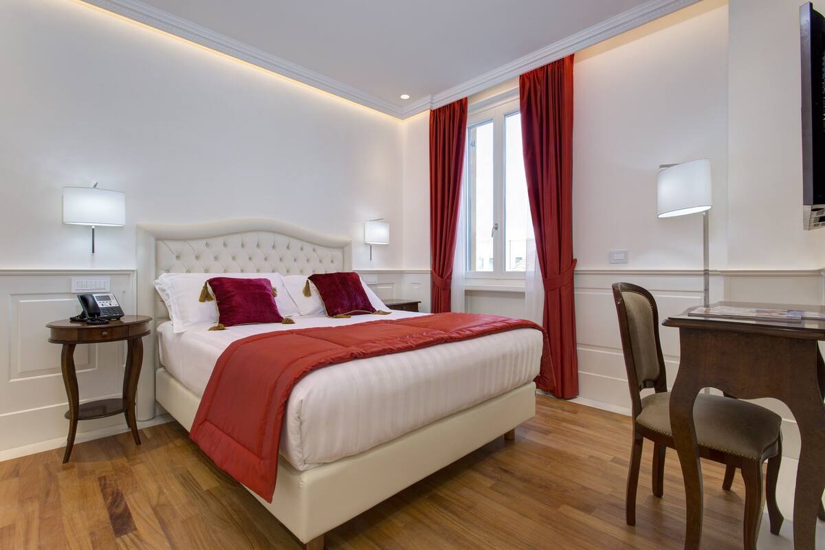 Deluxe Suite | Premium bedding, in-room safe, desk, blackout drapes