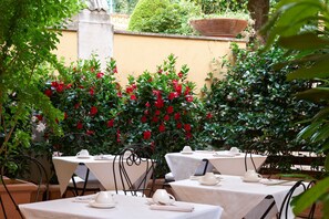 Free daily buffet breakfast - Hotel degli Artisti (Rome)