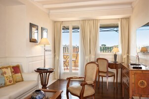 Sky Suite | Ropa de cama de alta calidad, caja fuerte, escritorio y cortinas opacas