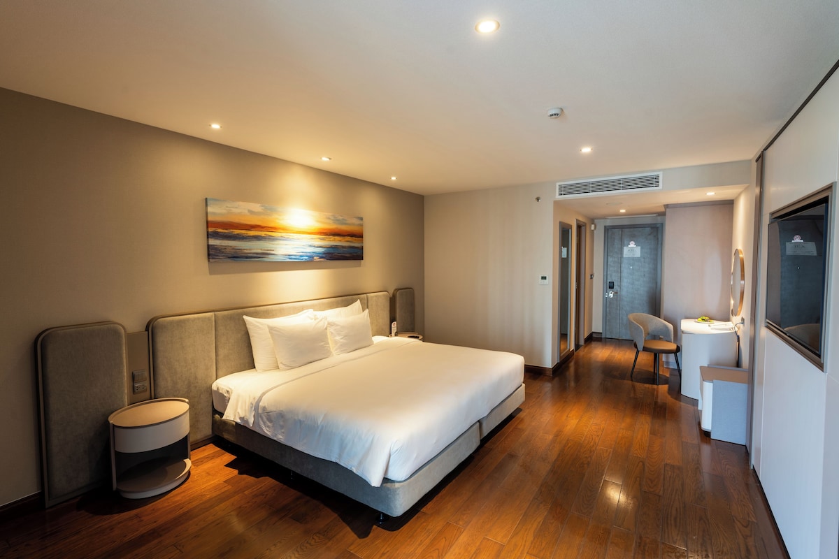Premier King | Minibar, coffres-forts dans les chambres, bureau, rideaux occultants