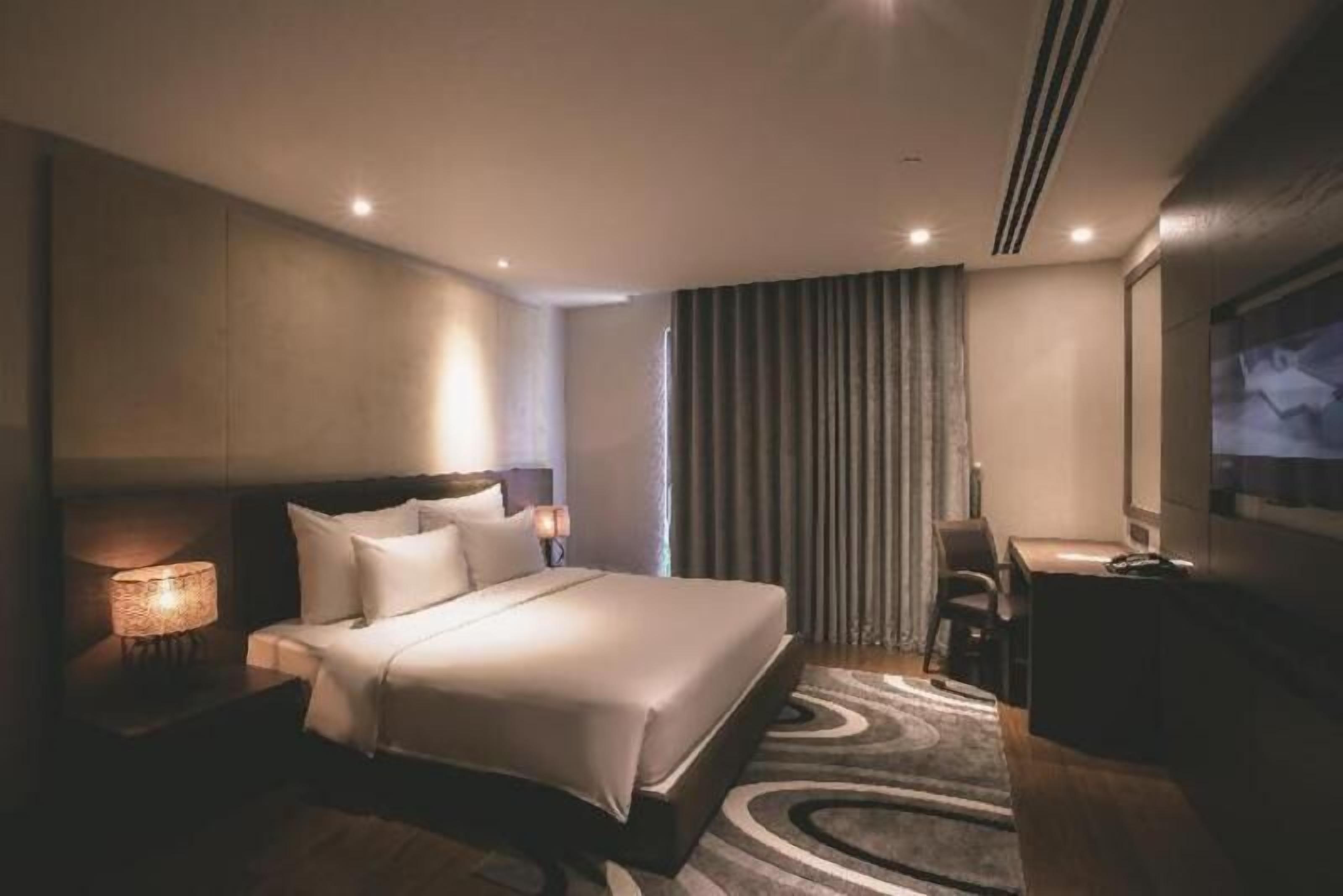 Minibar, caja de seguridad en la habitación y escritorio 