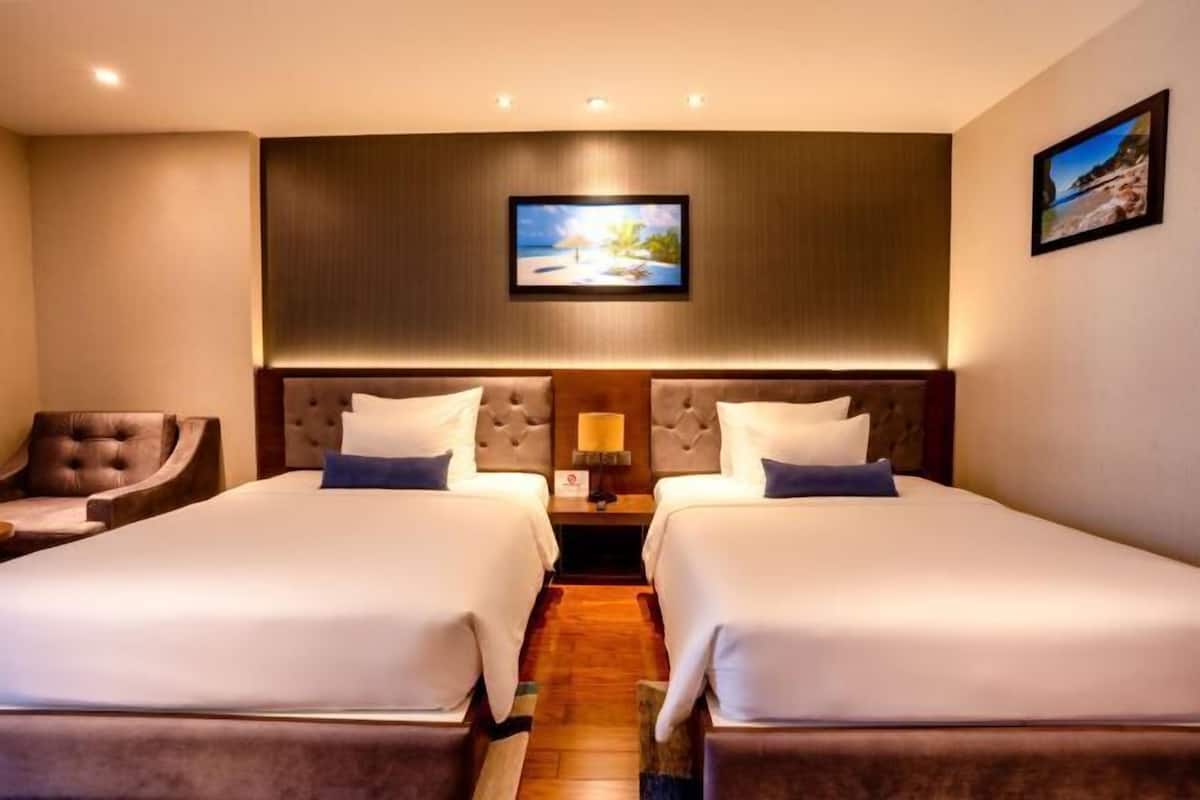 Minibar, caja de seguridad en la habitación y escritorio