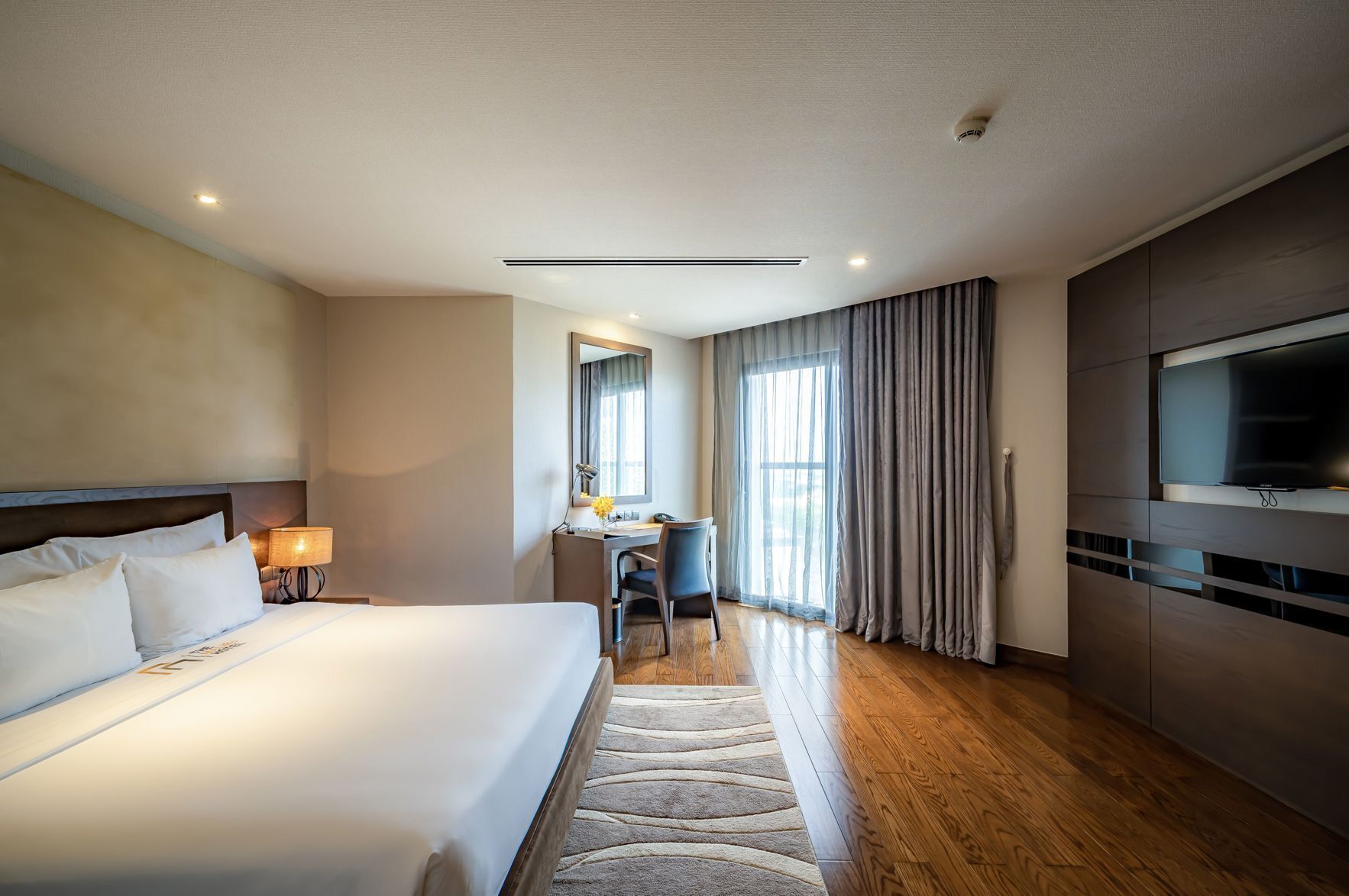 Minibar, Zimmersafe, Schreibtisch, Verdunkelungsvorhänge