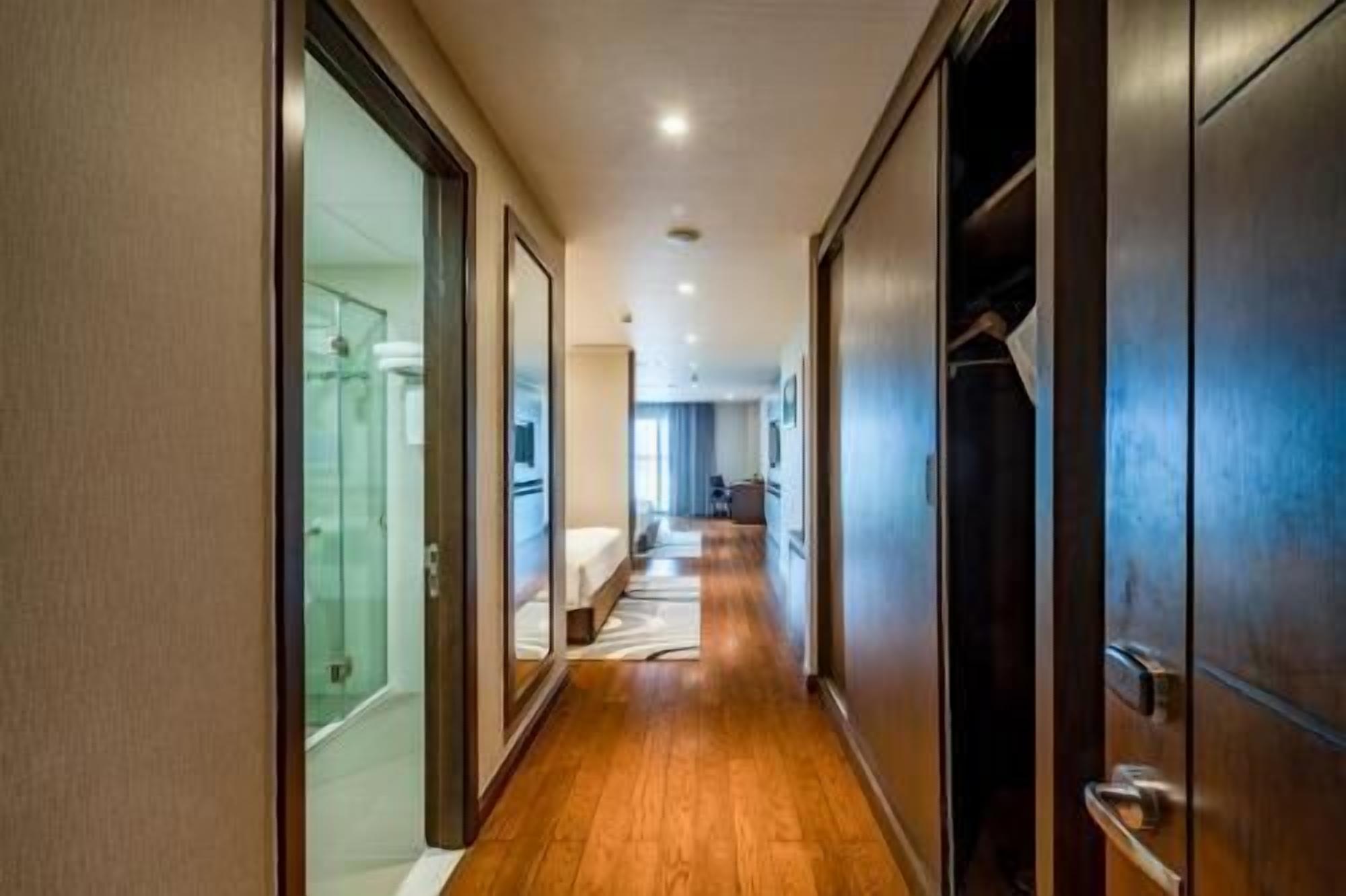 Minibar, caja de seguridad en la habitación y escritorio 