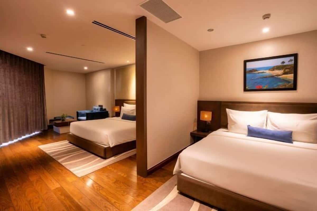 Minibar, caja de seguridad en la habitación y escritorio