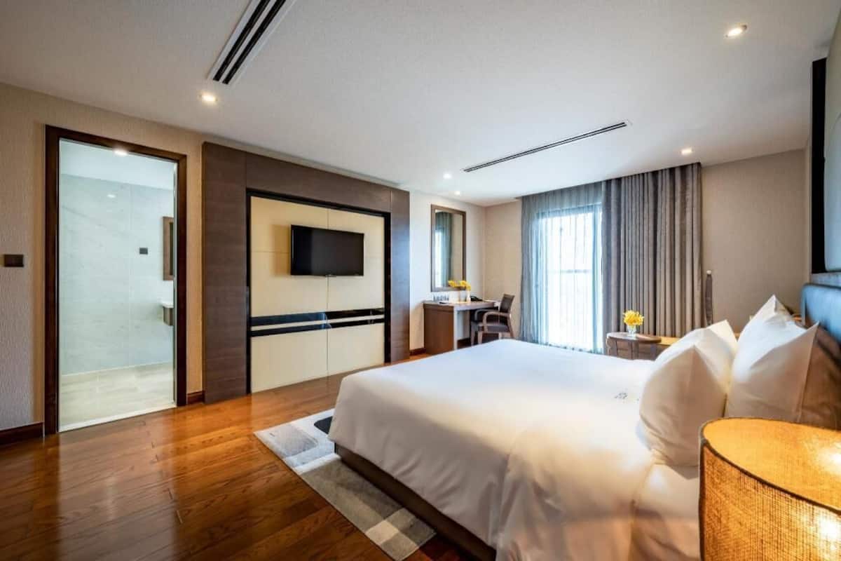 Minibar, caja de seguridad en la habitación y escritorio