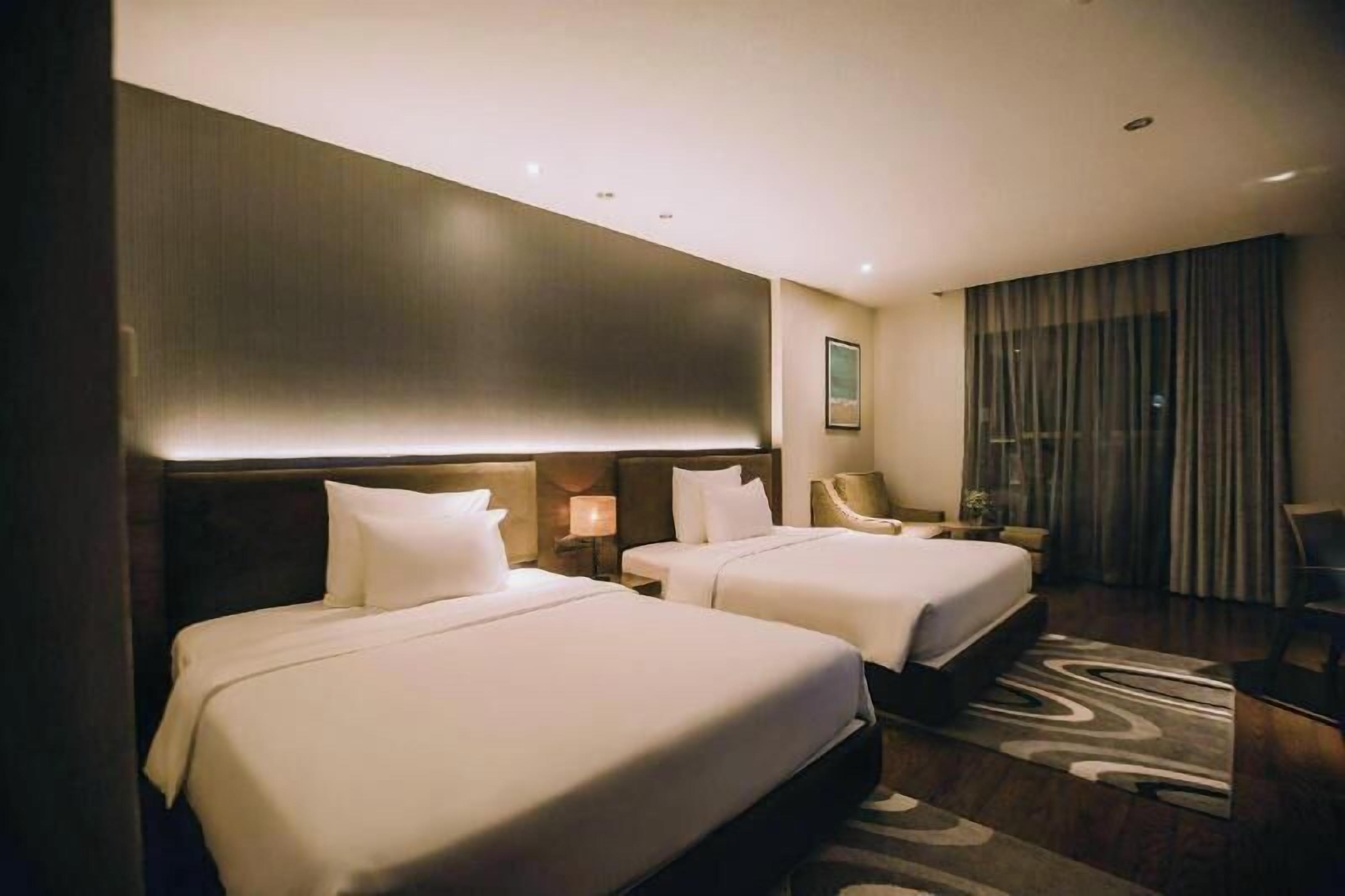 Minibar, caja de seguridad en la habitación y escritorio 