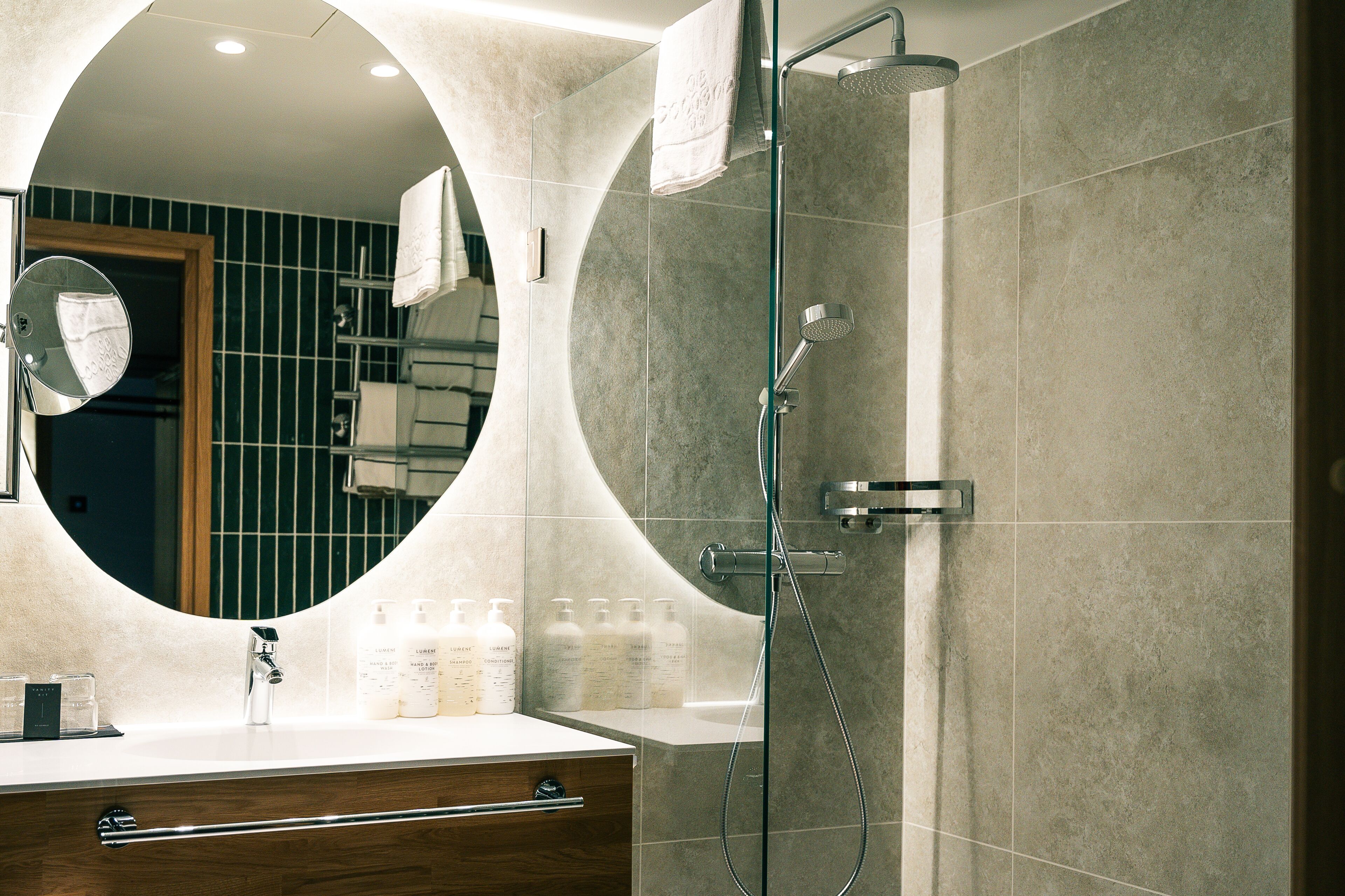 superior double room | bathroom | free toiletries, hair dryer, bidet, towels