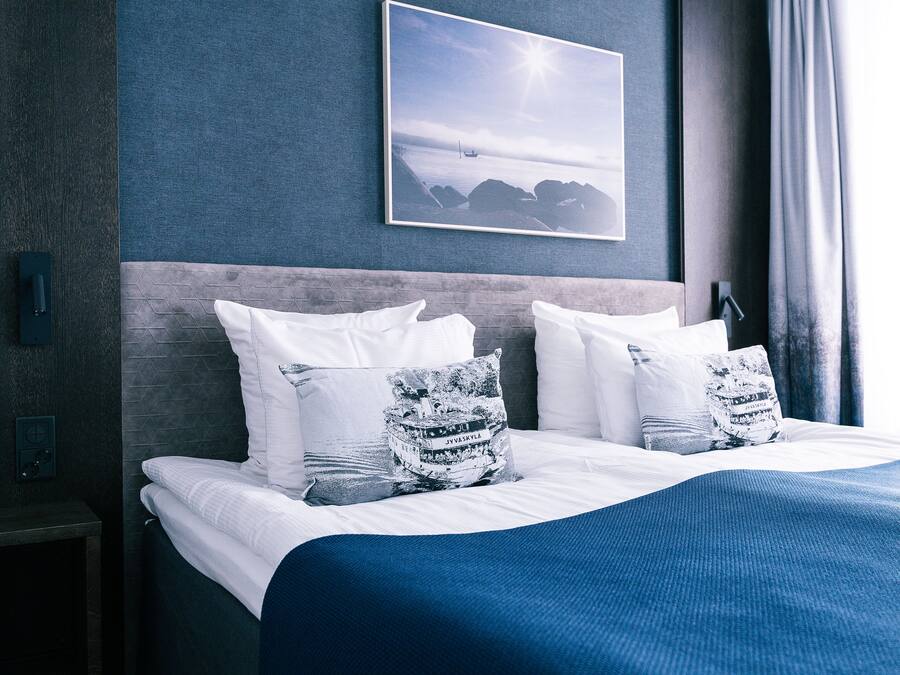 Premium bedding, pillow-top beds, minibar, in-room safe