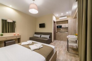 Deluxe driepersoonskamer | Luxe beddengoed, donsdekens, bedden met traagschuimmatrassen