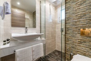 Shower, rainfall showerhead, free toiletries, hair dryer