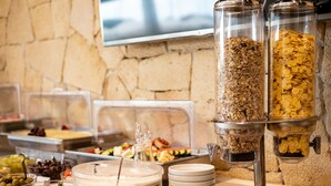 Un buffet proposant une variété de plats et de différents types de récipients.