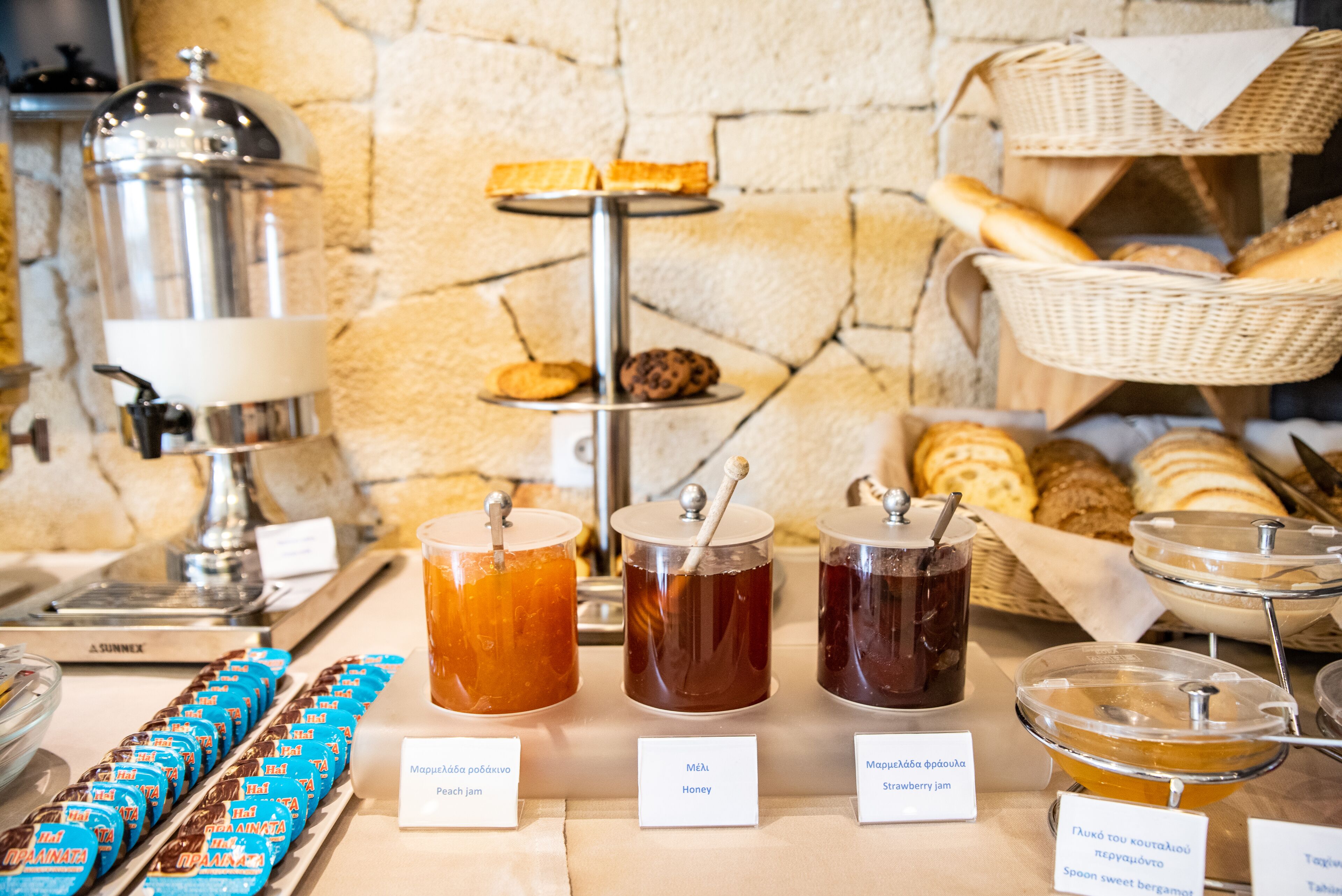 Un bufé de desayuno con diversas opciones de comida y bebidas.