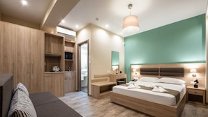 Une chambre à coucher moderne avec un lit en bois, des tables de chevet, un bureau et une armoire.