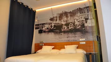 Standaard kamer, 1 twee- of 2 eenpersoonsbedden, gedeeltelijk uitzicht op zee | Een bureau, verduisterende gordijnen, gratis wifi