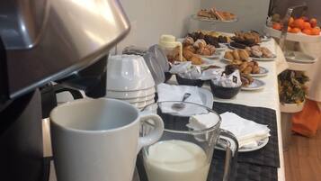 Dagelijks continentaal ontbijt (EUR 10.00 per persoon)