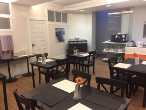 Desayuno continental diario (EUR 10.00 por persona)