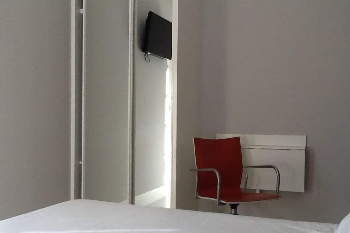 Habitación estándar con 1 cama matrimonial o 2 individuales, vista parcial al mar | Servicios de la habitación