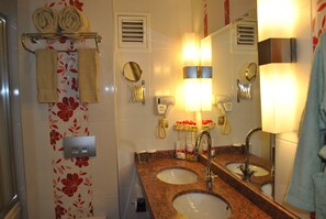 Honeymoon Room | Bathroom | Free toiletries, hair dryer, bathrobes, slippers - Akgün Otel (Istanbul)