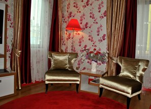 Suite | Living area | LCD TV - Akgün Otel (Istanbul)