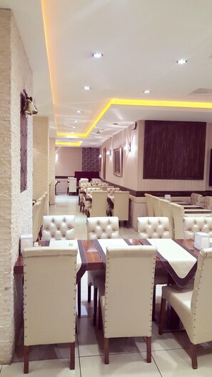 Breakfast, lunch and dinner served - Akgün Otel (Istanbul)