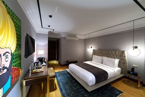 Triple Queen Room with Sea View | 高級寝具、ミニバー、セーフティボックス (室内)、デスク