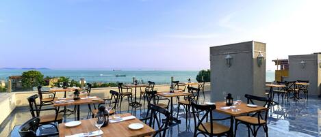 S'hi serveixen esmorzars, dinars i sopars