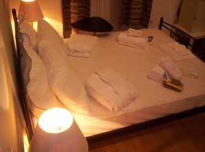 Premium bedding, in-room safe, desk, iron/ironing board - The New Yorkers Hotel (Athens)