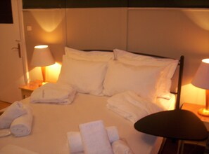 Luxe beddengoed, een kluis op de kamer, een bureau