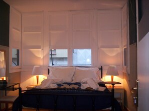 Royal tweepersoonskamer, 1 queensize bed, gemeenschappelijke badkamer | Luxe beddengoed, een kluis op de kamer, een bureau